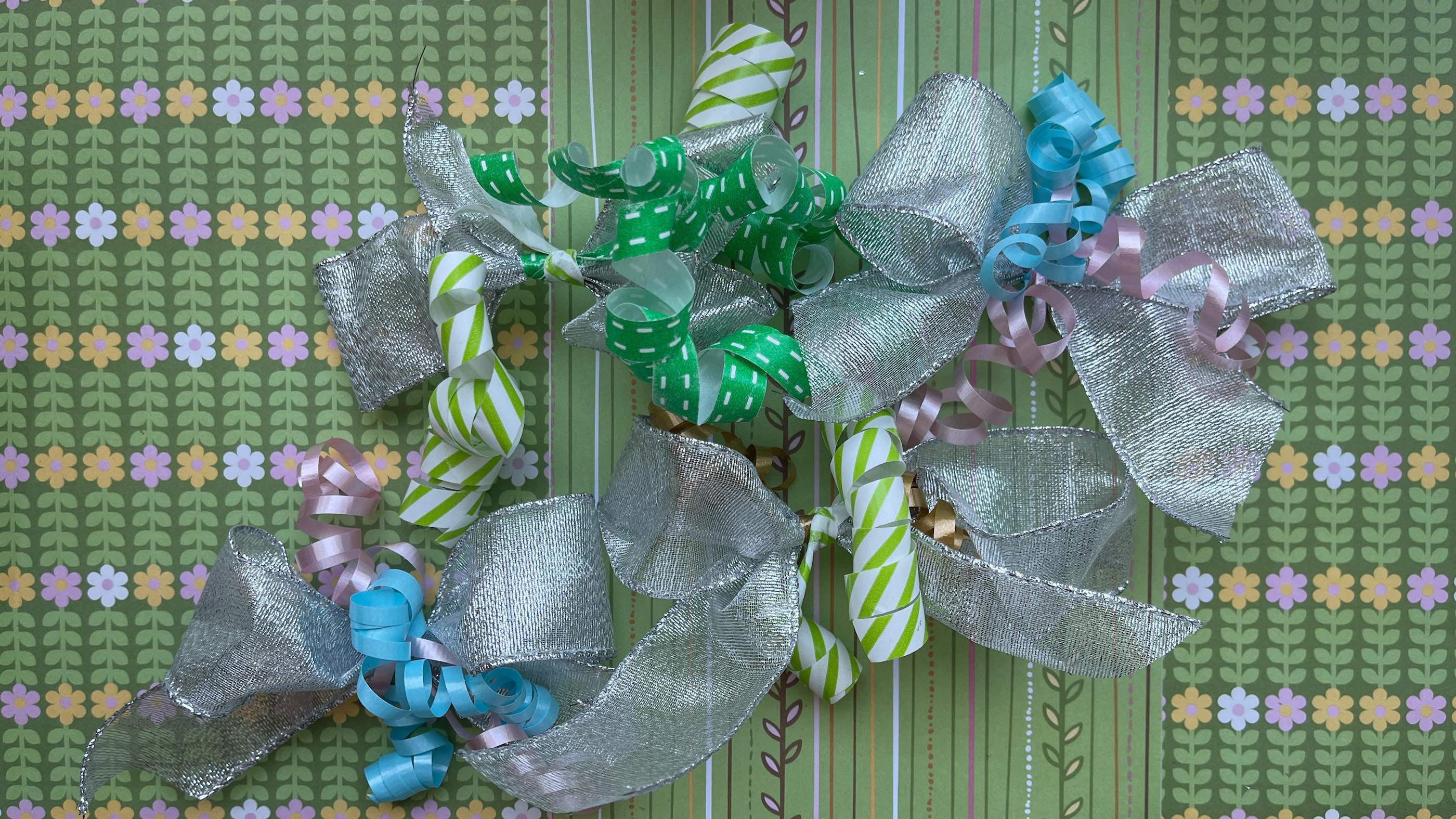 How to make a simple gift wrap bow